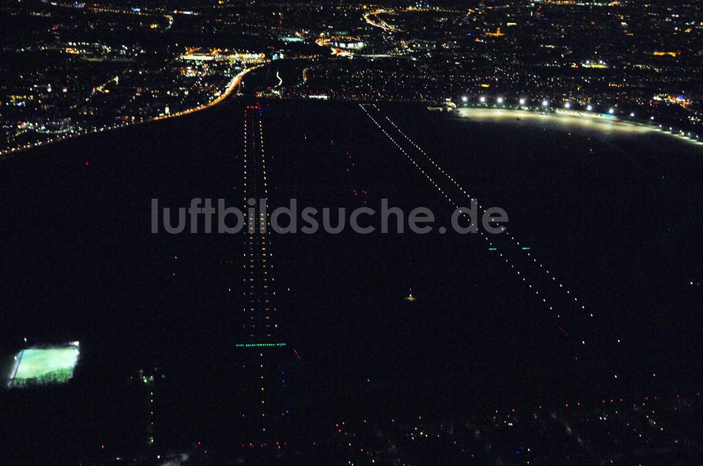 Nacht-Luftaufnahme Berlin - Flughafen Berlin-Tempelhof bei Nacht