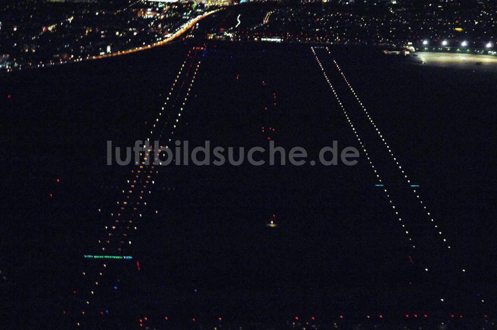 Berlin bei Nacht aus der Vogelperspektive: Flughafen Berlin-Tempelhof bei Nacht