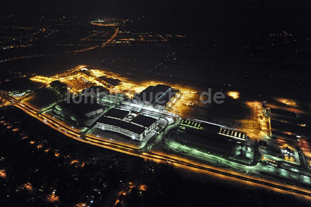 Dresden bei Nacht aus der Vogelperspektive: Flughafen Dresden bei Nacht