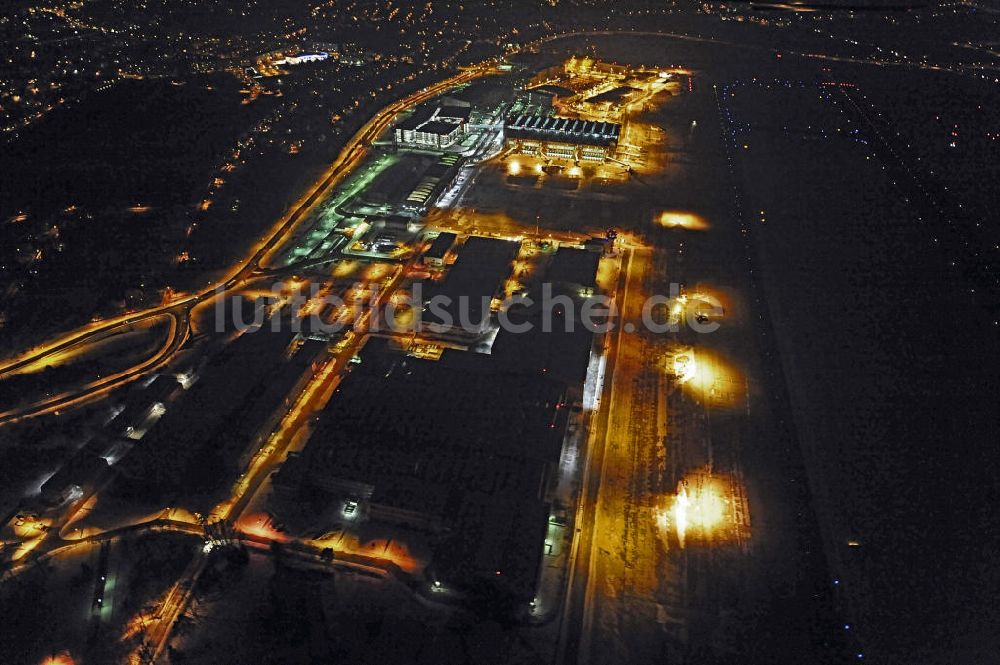 Dresden bei Nacht aus der Vogelperspektive: Flughafen Dresden bei Nacht