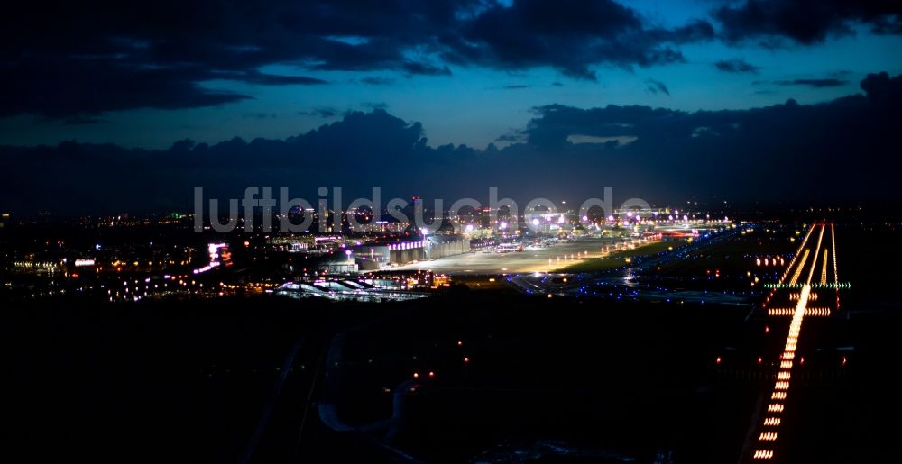 Düsseldorf bei Nacht aus der Vogelperspektive: Nachtluftbild Flughafen mit Startbahnen und Landebahnen in Düsseldorf im Bundesland Nordrhein-Westfalen, Deutschland