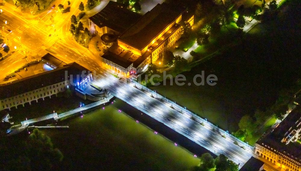 Nachtluftbild Mülheim an der Ruhr - Nachtluftbild Fluß - Brückenbauwerk Schloßbrücke in Mülheim an der Ruhr im Bundesland Nordrhein-Westfalen, Deutschland