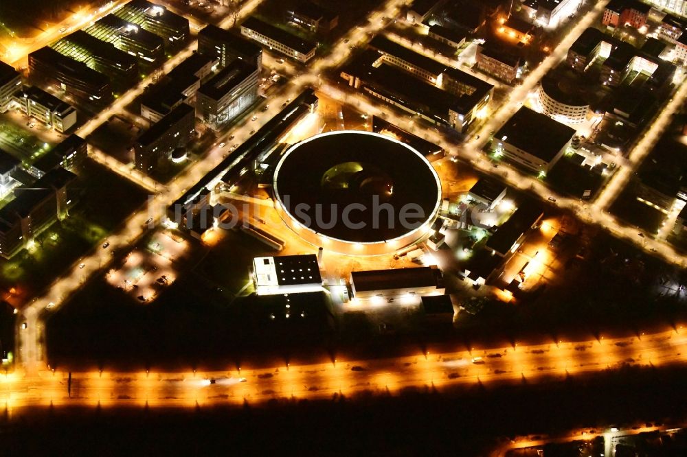 Berlin bei Nacht aus der Vogelperspektive: Nachtluftbild Forschungs- Gebäude und Bürokomplex Elektronen- Speicherring BESSY - Synchrotronstrahlungsquelle im Ortsteil Adlershof in Berlin, Deutschland