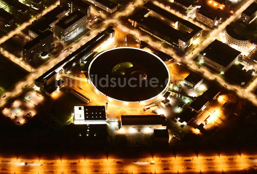 Nacht-Luftaufnahme Berlin - Nachtluftbild Forschungs- Gebäude und Bürokomplex Elektronen- Speicherring BESSY - Synchrotronstrahlungsquelle im Ortsteil Adlershof in Berlin, Deutschland