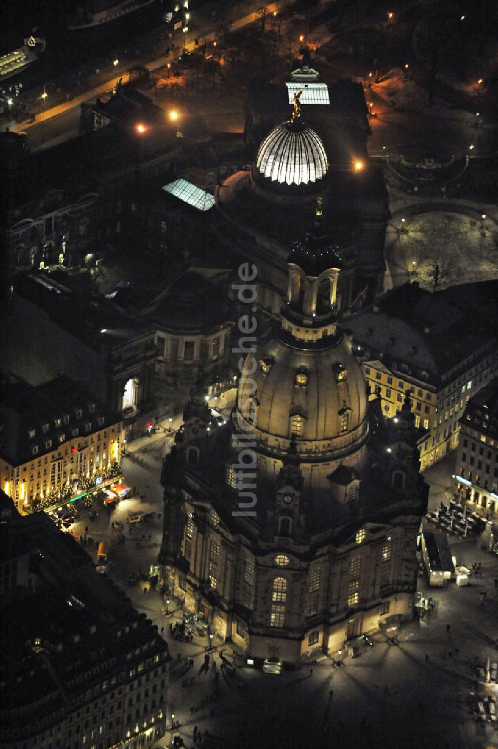 Dresden bei Nacht aus der Vogelperspektive: Frauenkirche Dresden bei Nacht