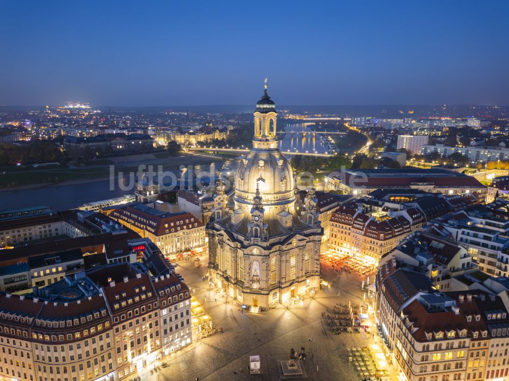 Dresden bei Nacht von oben - Nachtluftbild Frauenkirche Dresden im Ortsteil Altstadt in Dresden im Bundesland Sachsen, Deutschland