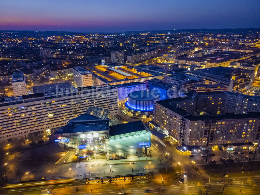 Dresden bei Nacht von oben - Nachtluftbild Freizeitzentrum - Kino - Gebäude in Dresden im Bundesland Sachsen, Deutschland