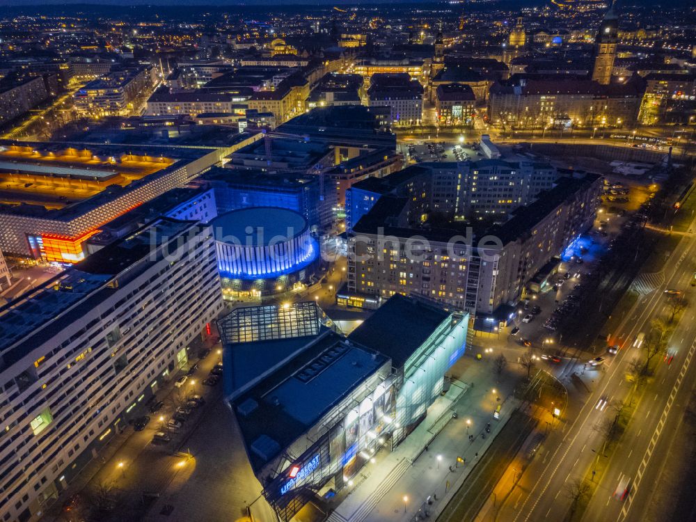 Dresden bei Nacht aus der Vogelperspektive: Nachtluftbild Freizeitzentrum - Kino - Gebäude in Dresden im Bundesland Sachsen, Deutschland