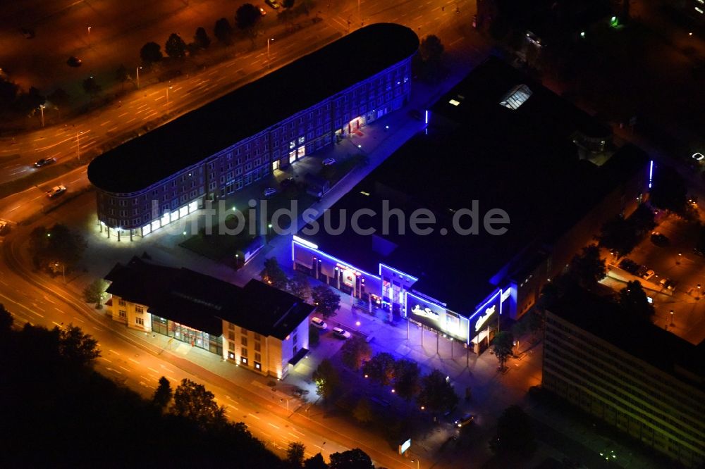 Nacht-Luftaufnahme Neubrandenburg - Nachtluftbild Freizeitzentrum - Kino - Gebäude in Neubrandenburg im Bundesland Mecklenburg-Vorpommern, Deutschland