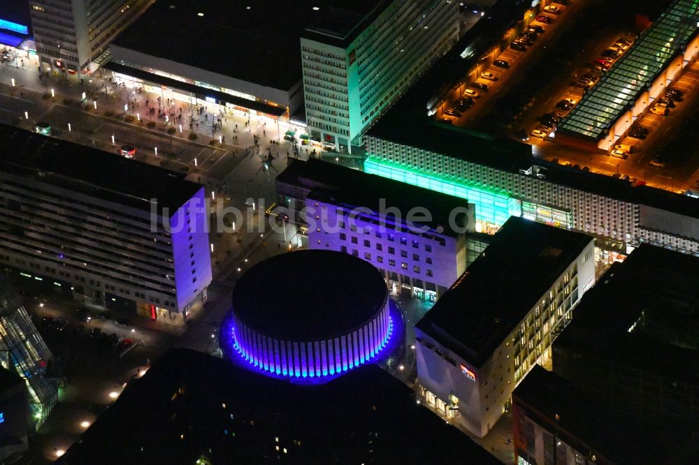 Dresden bei Nacht von oben - Nachtluftbild Freizeitzentrum - Kino - Gebäude im Ortsteil Altstadt in Dresden im Bundesland Sachsen, Deutschland