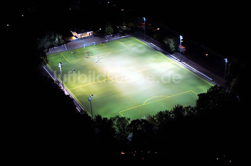 Berlin bei Nacht von oben - Fußballfeld an der Flughafenstraße am Flughafen Berlin - Tempelhof bei Nacht.