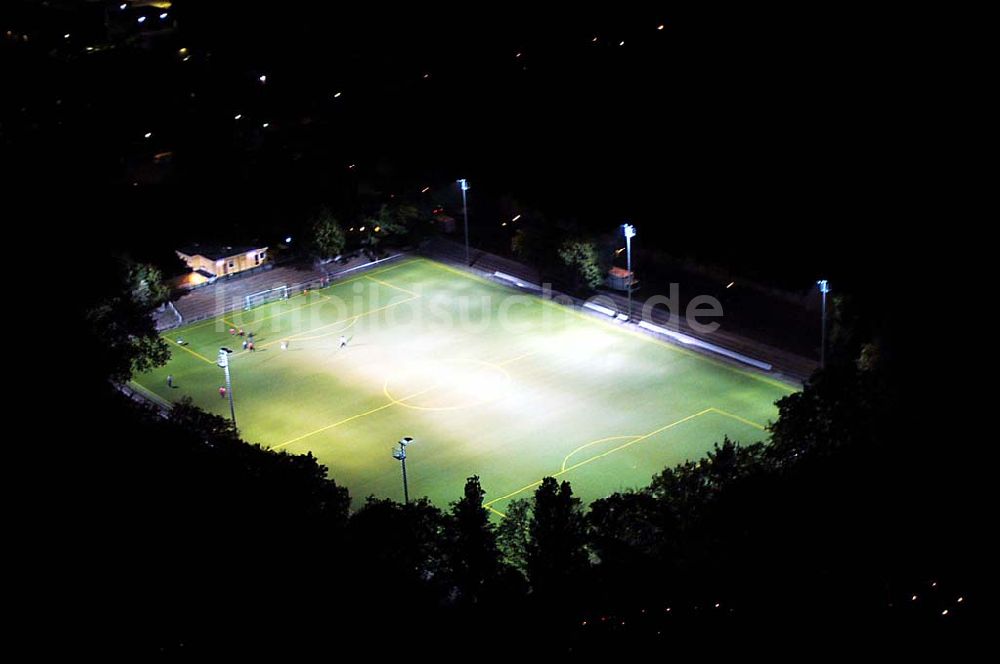 Berlin bei Nacht aus der Vogelperspektive: Fußballfeld an der Flughafenstraße am Flughafen Berlin - Tempelhof bei Nacht.