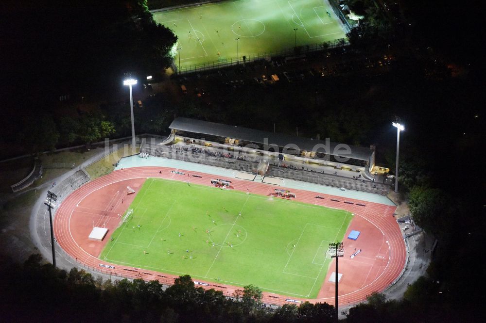 Berlin bei Nacht von oben - Nachtluftbild Fussballstadion des Vereins SSC Sport-Club Charlottenburg e.V. im Ortsteil Charlottenburg in Berlin, Deutschland