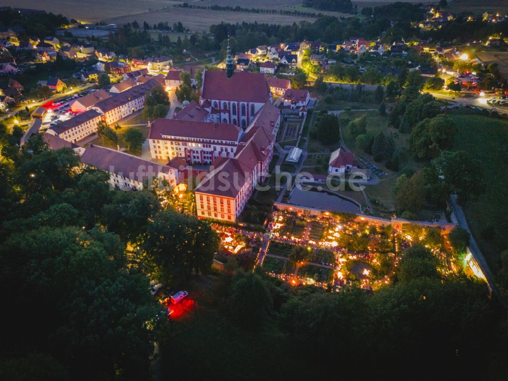 Nacht-Luftaufnahme Panschwitz-Kuckau - Nachtluftbild Gartennacht Im Schein von 1.000 Lichtern im Klostergarten St. Marien in Panschwitz-Kuckau im Bundesland Sachsen, Deutschland