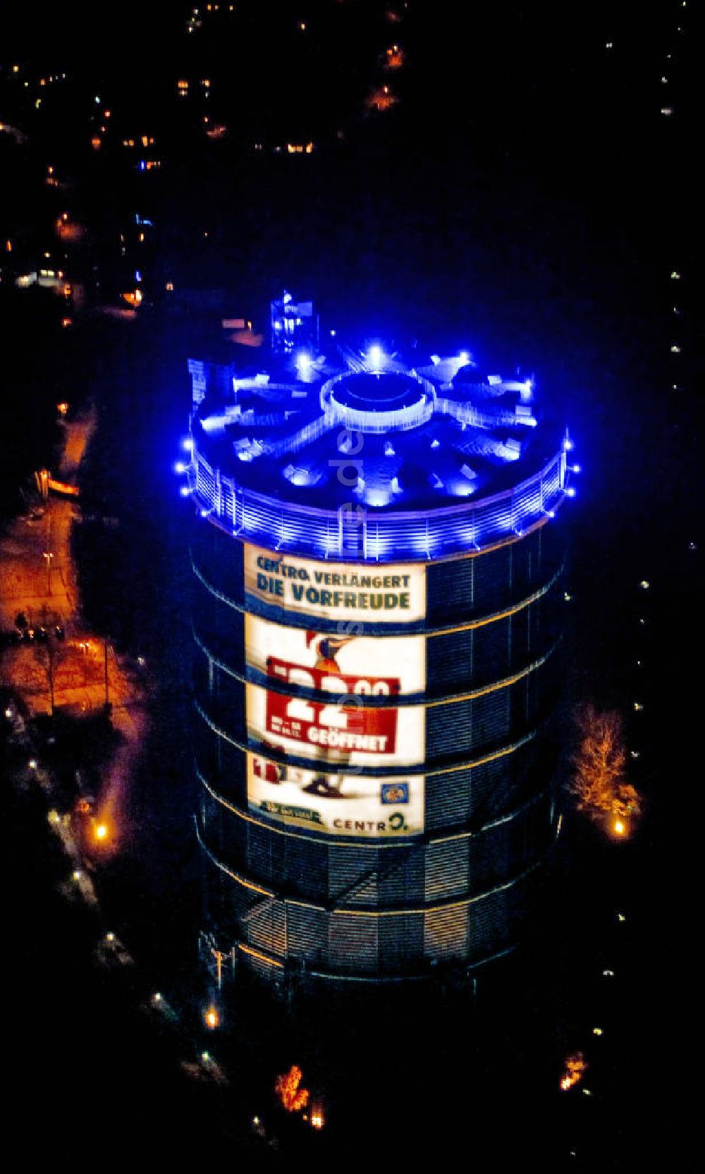 Oberhausen bei Nacht aus der Vogelperspektive: Gasometer Oberhausen bei Nacht