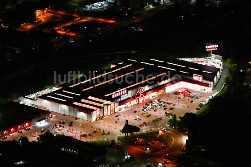 Nachtluftbild Berlin - Nachtluftbild Gebäude des Baumarktes Bauhaus Berlin-Spandau in Berlin, Deutschland