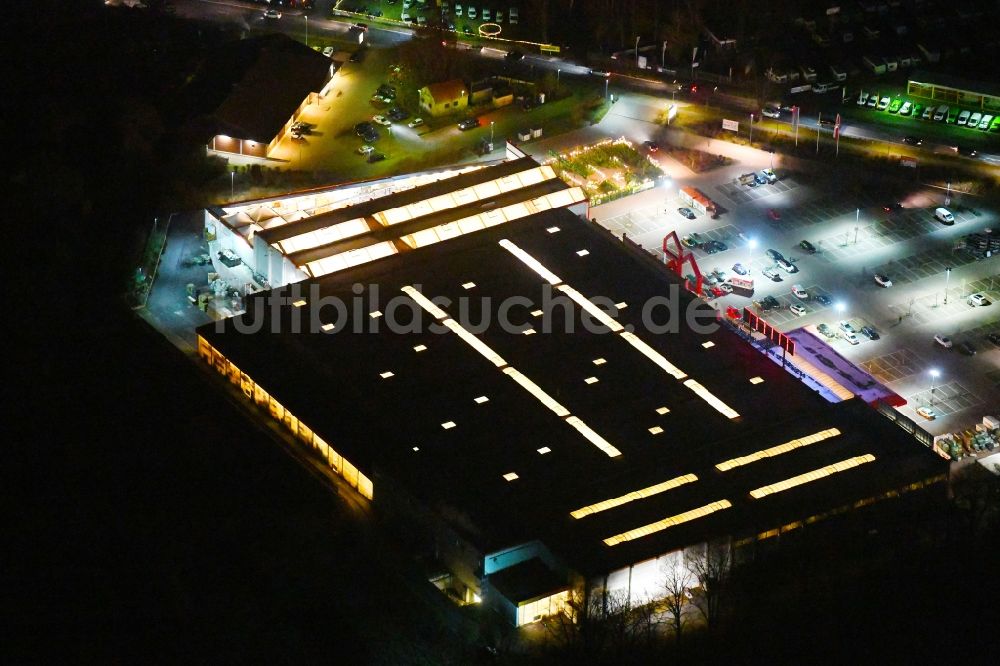 Borgsdorf bei Nacht von oben - Nachtluftbild Gebäude des Baumarktes BAUHAUS Birkenwerder in Borgsdorf im Bundesland Brandenburg, Deutschland