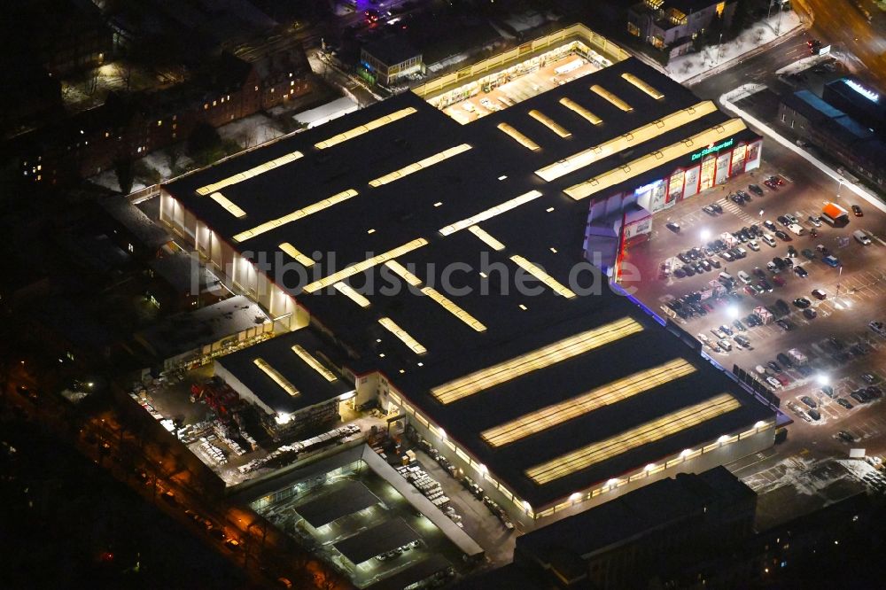 Nachtluftbild Lübeck - Nachtluftbild Gebäude des Baumarktes BAUHAUS in Lübeck im Bundesland Schleswig-Holstein, Deutschland