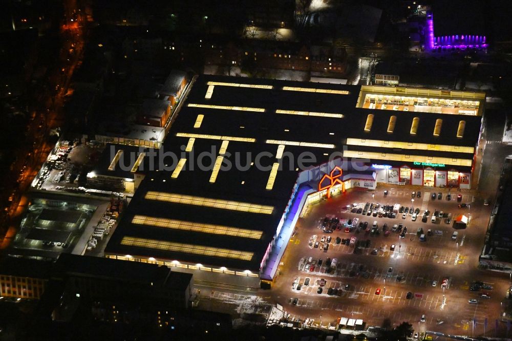 Lübeck bei Nacht von oben - Nachtluftbild Gebäude des Baumarktes BAUHAUS in Lübeck im Bundesland Schleswig-Holstein, Deutschland