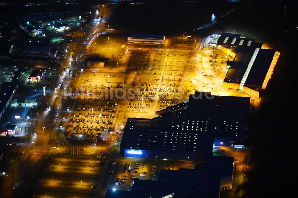 Braunschweig bei Nacht von oben - Nachtluftbild Gebäude des Baumarktes Globus Baumarkt Braunschweig im Ortsteil Veltenhof-Rühme in Braunschweig im Bundesland Niedersachsen, Deutschland