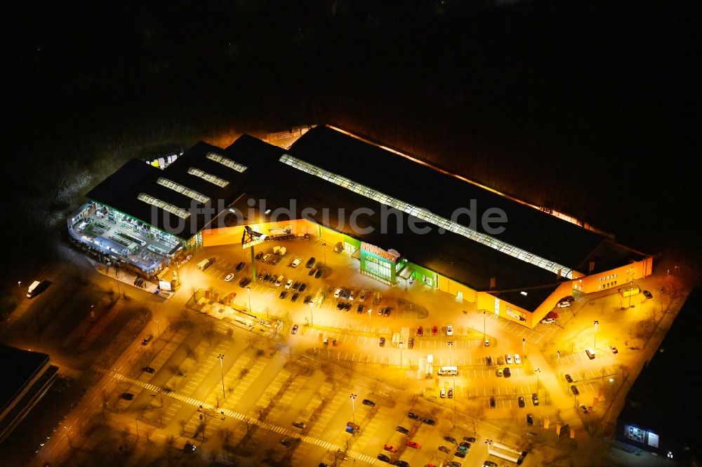 Braunschweig bei Nacht von oben - Nachtluftbild Gebäude des Baumarktes Globus Baumarkt Braunschweig im Ortsteil Veltenhof-Rühme in Braunschweig im Bundesland Niedersachsen, Deutschland