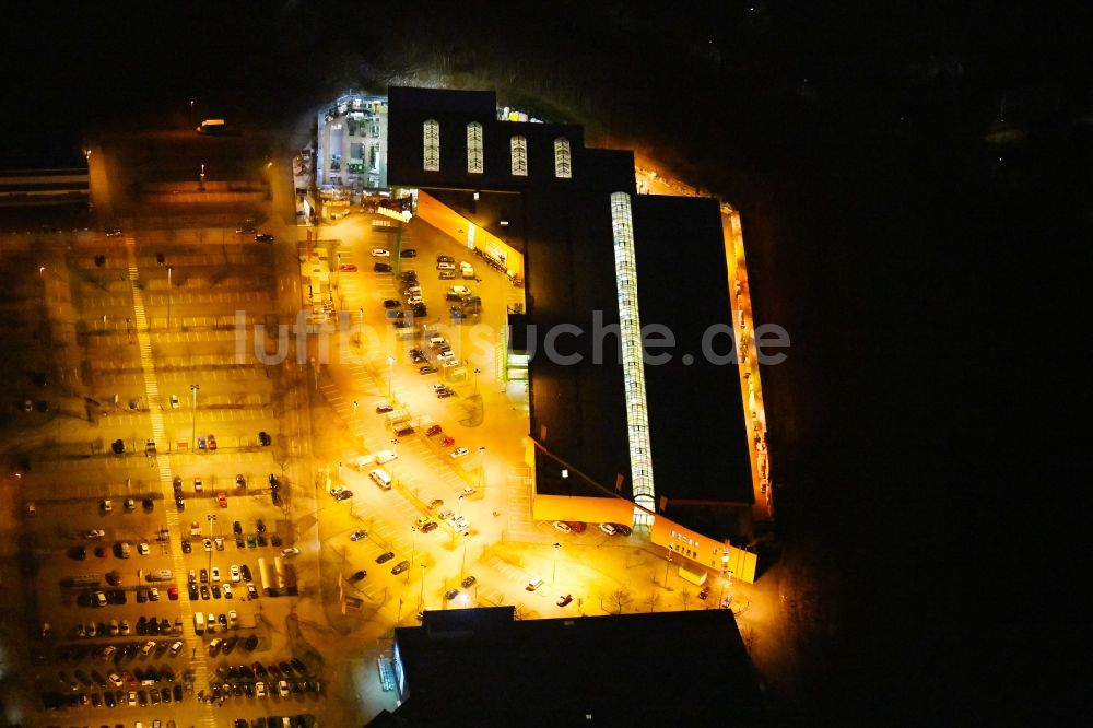 Braunschweig bei Nacht aus der Vogelperspektive: Nachtluftbild Gebäude des Baumarktes Globus Baumarkt Braunschweig im Ortsteil Veltenhof-Rühme in Braunschweig im Bundesland Niedersachsen, Deutschland