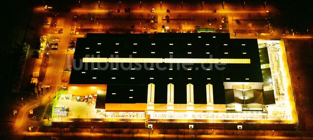 Dresden bei Nacht von oben - Nachtluftbild Gebäude des Baumarktes Globus Baumarkt in Hellerau in Dresden im Bundesland Sachsen, Deutschland