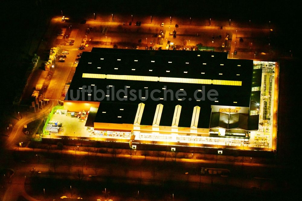 Dresden bei Nacht aus der Vogelperspektive: Nachtluftbild Gebäude des Baumarktes Globus Baumarkt in Hellerau in Dresden im Bundesland Sachsen, Deutschland