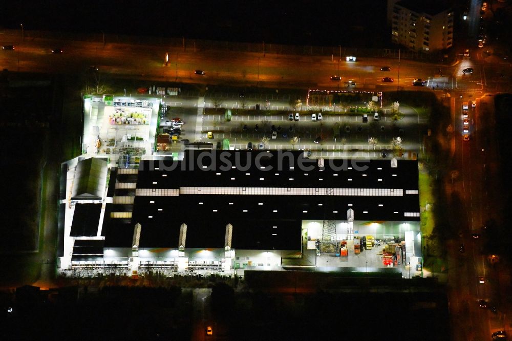 Nachtluftbild Berlin - Nachtluftbild Gebäude des Baumarktes Globus Baumarkt im Ortsteil Johannisthal in Berlin, Deutschland