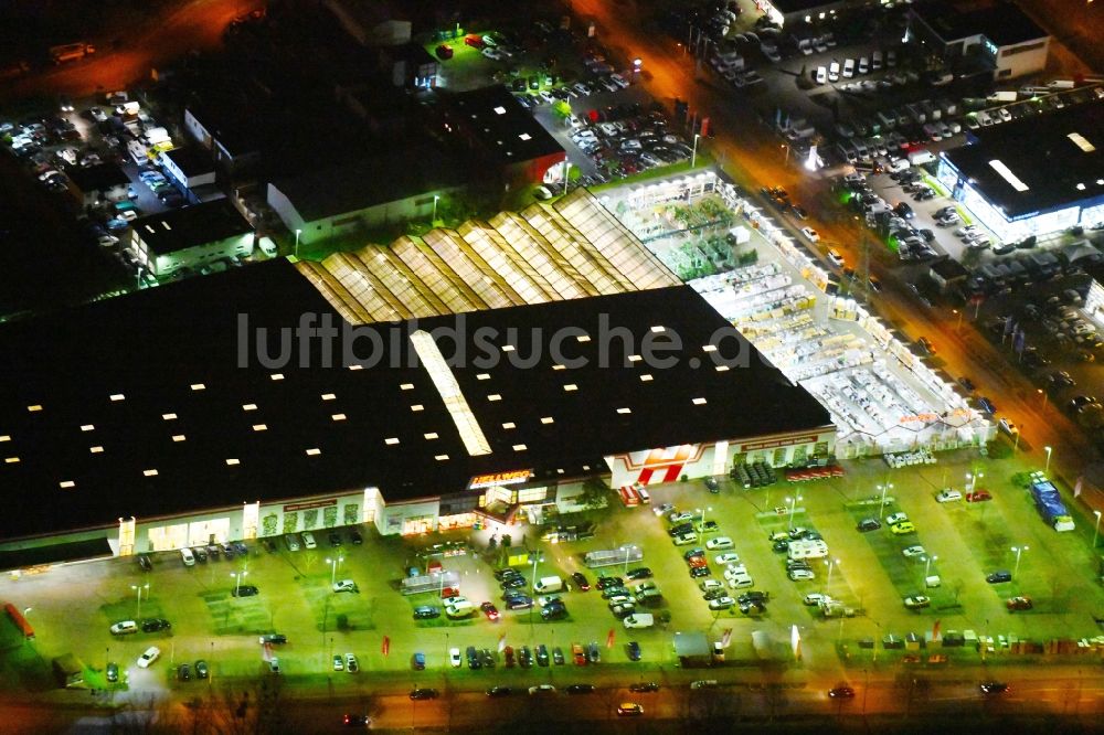 Nacht-Luftaufnahme Potsdam - Nachtluftbild Gebäude des Baumarktes der HELLWEG Gruppe im Ortsteil Babelsberg in Potsdam im Bundesland Brandenburg, Deutschland