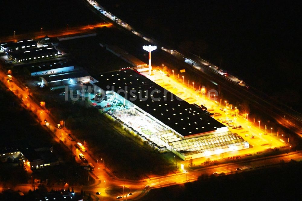 Nacht-Luftaufnahme Hoppegarten - Nachtluftbild Gebäude des Baumarktes HELLWEG - Die Profi-Baumärkte GmbH & Co. KG in Hoppegarten im Bundesland Brandenburg, Deutschland