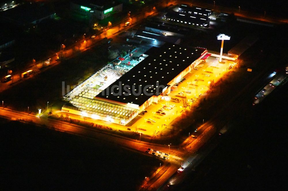 Hoppegarten bei Nacht von oben - Nachtluftbild Gebäude des Baumarktes HELLWEG - Die Profi-Baumärkte GmbH & Co. KG in Hoppegarten im Bundesland Brandenburg, Deutschland