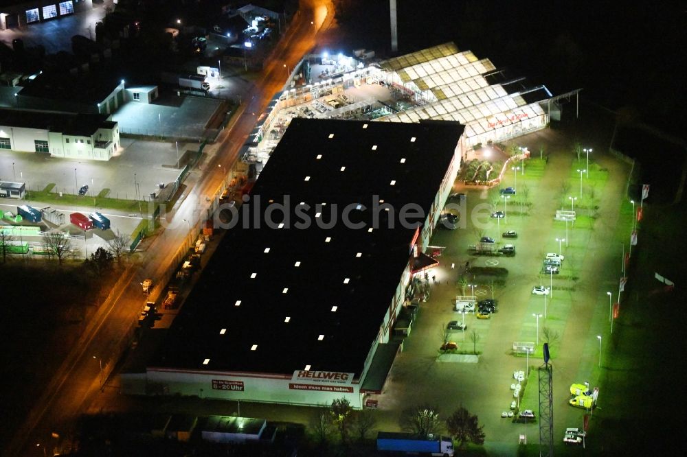 Nacht-Luftaufnahme Ahrensfelde - Nachtluftbild Gebäude des Baumarktes HELLWEG - Die Profi-Baumärkte im Ortsteil Blumberg in Ahrensfelde im Bundesland Brandenburg, Deutschland