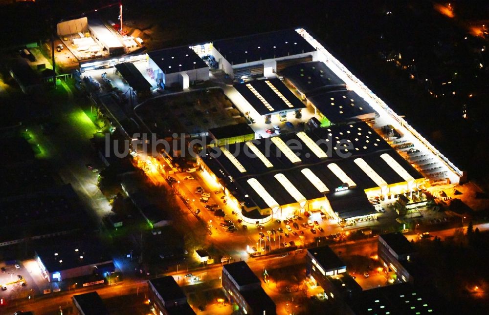 Berlin bei Nacht von oben - Nachtluftbild Gebäude des Baumarktes Holz Possling im Ortsteil Mahlsdorf in Berlin, Deutschland