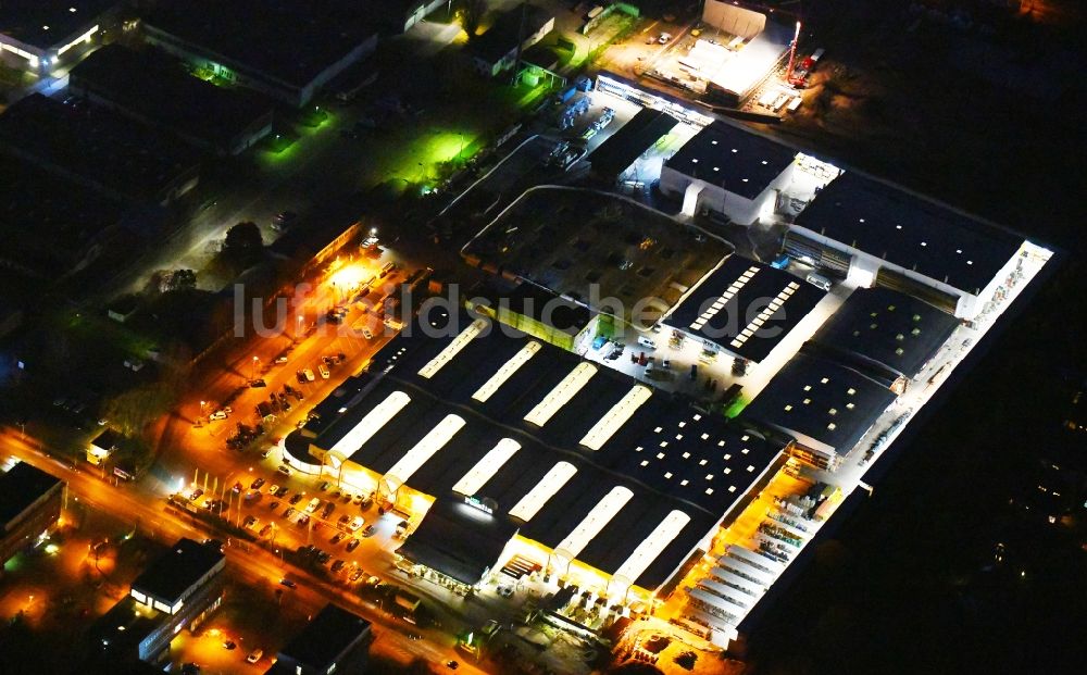 Berlin bei Nacht aus der Vogelperspektive: Nachtluftbild Gebäude des Baumarktes Holz Possling im Ortsteil Mahlsdorf in Berlin, Deutschland