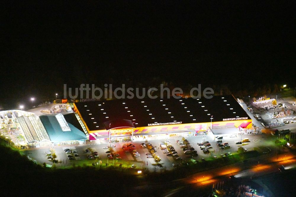 Nacht-Luftaufnahme Ludwigsfelde - Nachtluftbild Gebäude des Baumarktes der Hornbach Ludwigsfelde an der Parkallee im Ortsteil Genshagen in Ludwigsfelde im Bundesland Brandenburg, Deutschland