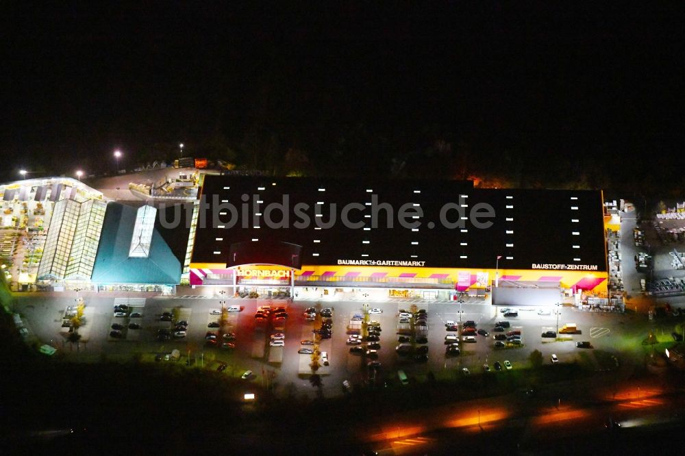 Ludwigsfelde bei Nacht von oben - Nachtluftbild Gebäude des Baumarktes der Hornbach Ludwigsfelde an der Parkallee im Ortsteil Genshagen in Ludwigsfelde im Bundesland Brandenburg, Deutschland