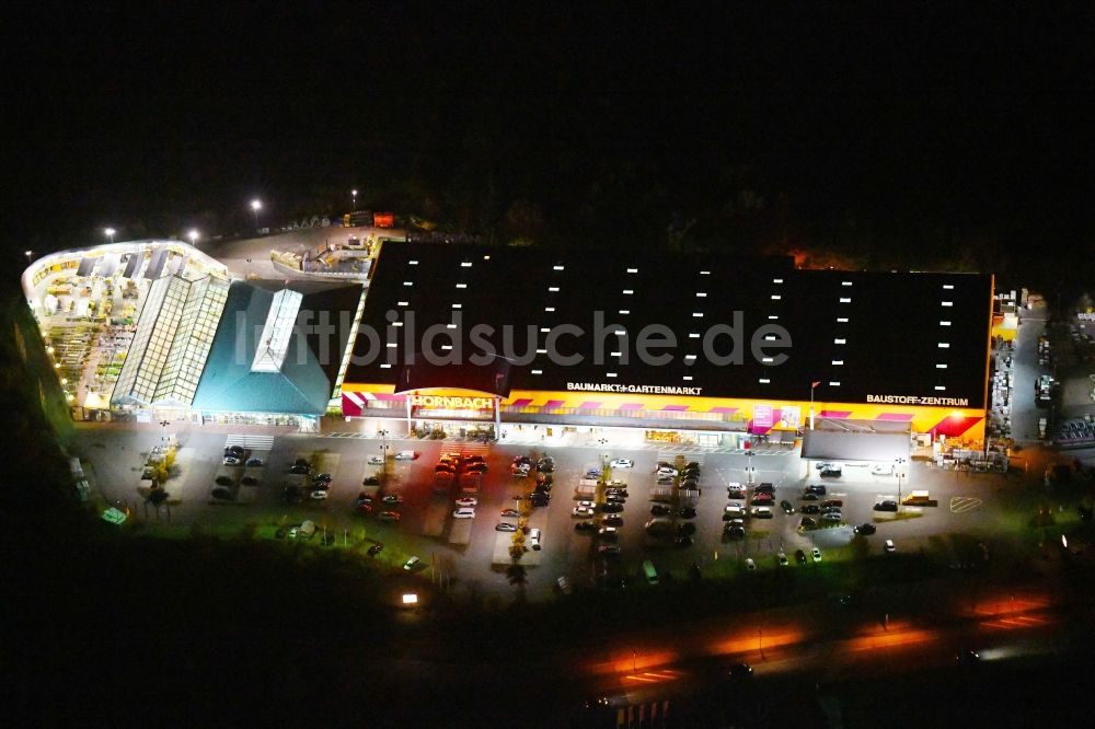 Ludwigsfelde bei Nacht aus der Vogelperspektive: Nachtluftbild Gebäude des Baumarktes der Hornbach Ludwigsfelde an der Parkallee im Ortsteil Genshagen in Ludwigsfelde im Bundesland Brandenburg, Deutschland