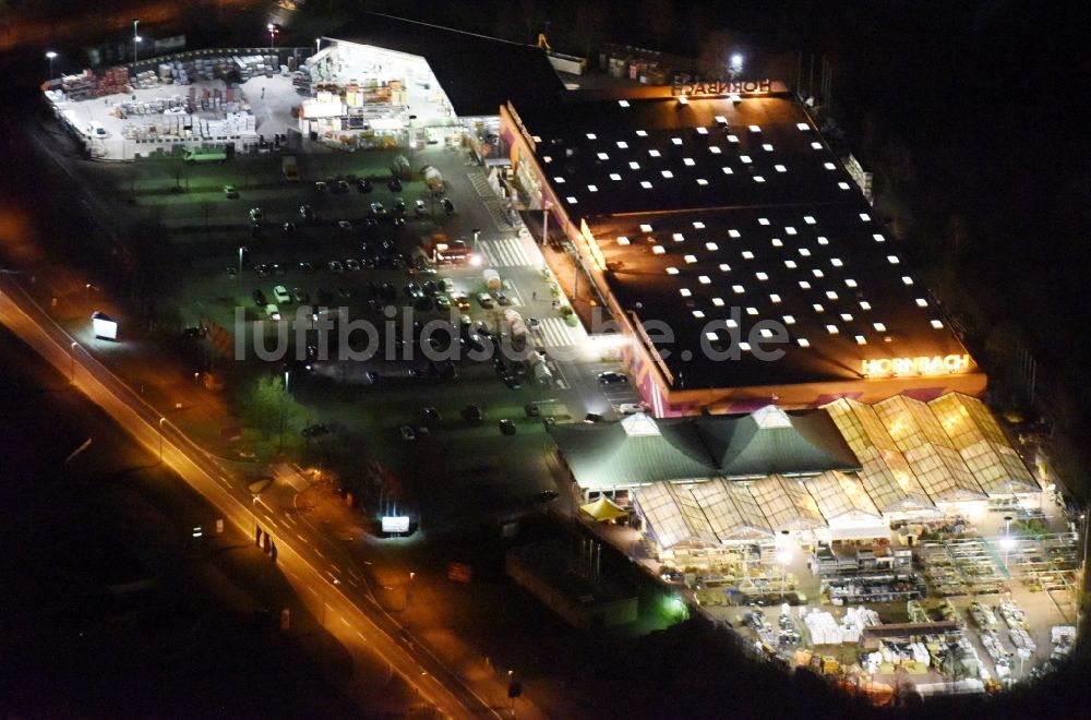 Nachtluftbild Magdeburg - Nachtluftbild Gebäude des Baumarktes der Hornbach am Silberbergweg im Ortsteil Großer Silberberg in Magdeburg im Bundesland Sachsen-Anhalt