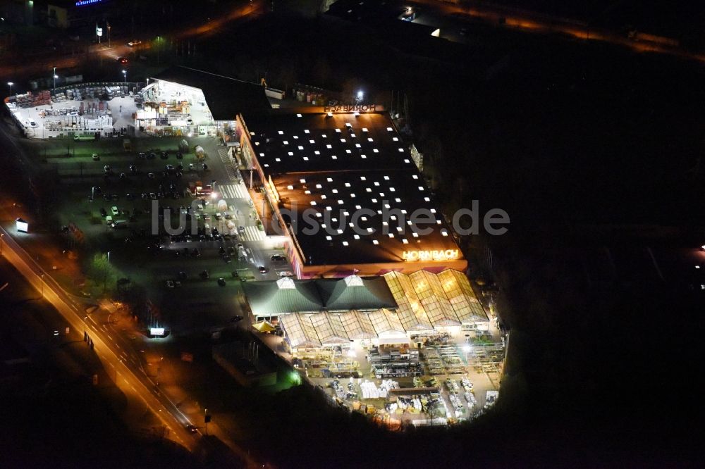 Nacht-Luftaufnahme Magdeburg - Nachtluftbild Gebäude des Baumarktes der Hornbach am Silberbergweg im Ortsteil Großer Silberberg in Magdeburg im Bundesland Sachsen-Anhalt