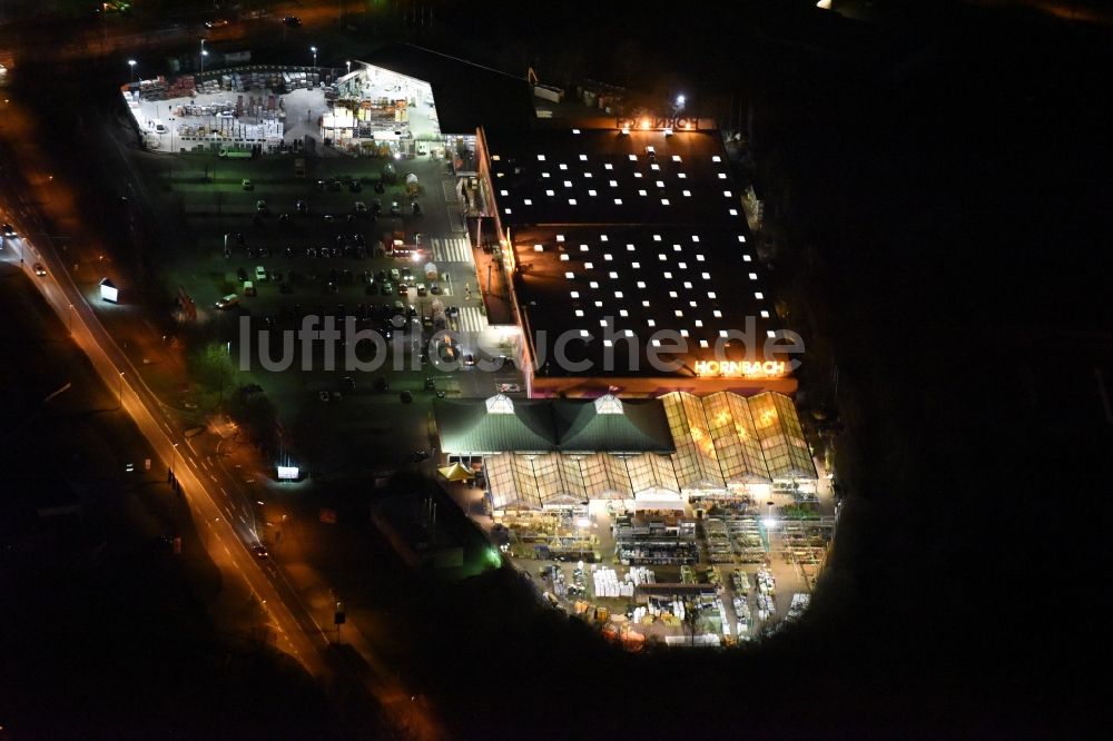 Magdeburg bei Nacht aus der Vogelperspektive: Nachtluftbild Gebäude des Baumarktes der Hornbach am Silberbergweg im Ortsteil Großer Silberberg in Magdeburg im Bundesland Sachsen-Anhalt