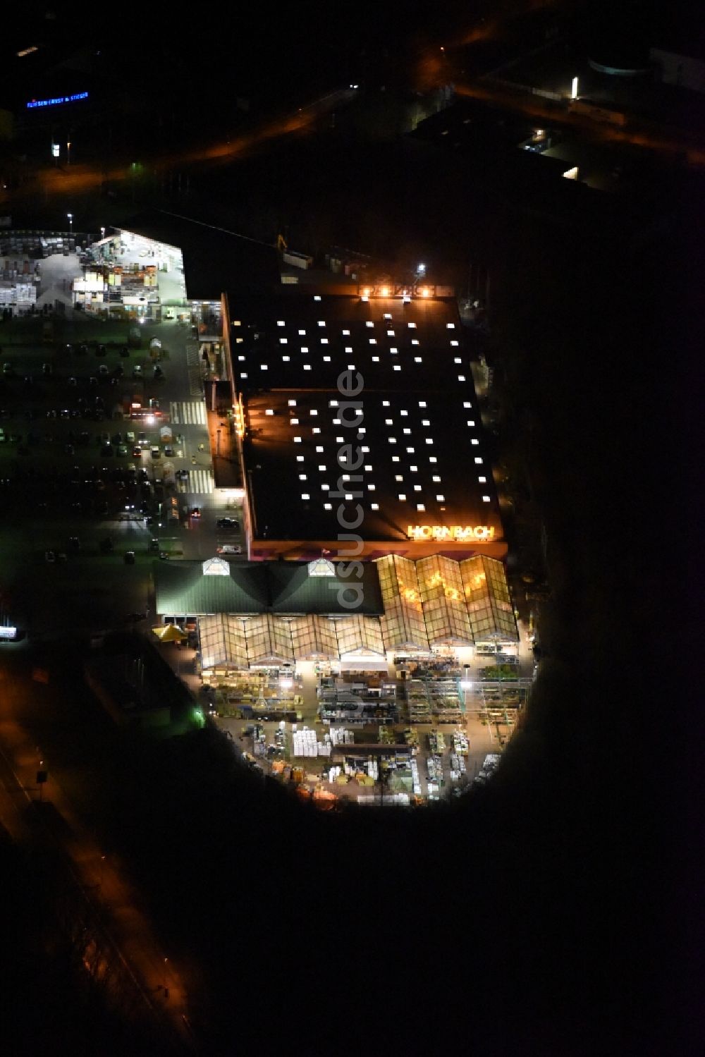 Nacht-Luftaufnahme Magdeburg - Nachtluftbild Gebäude des Baumarktes der Hornbach am Silberbergweg im Ortsteil Großer Silberberg in Magdeburg im Bundesland Sachsen-Anhalt