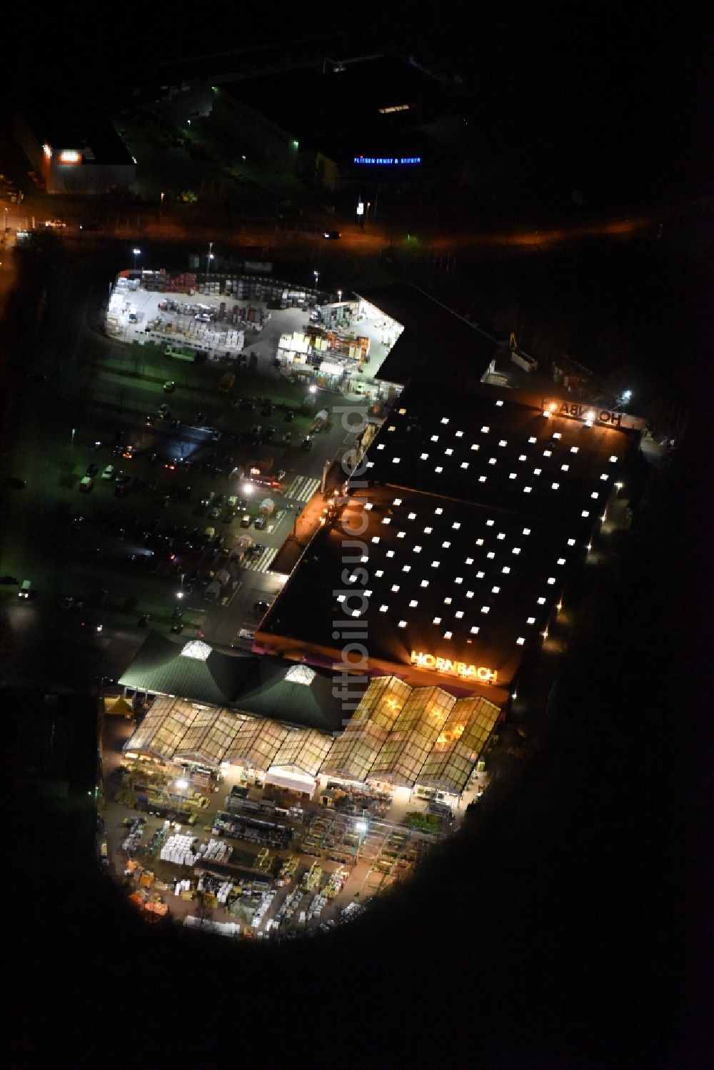 Magdeburg bei Nacht von oben - Nachtluftbild Gebäude des Baumarktes der Hornbach am Silberbergweg im Ortsteil Großer Silberberg in Magdeburg im Bundesland Sachsen-Anhalt