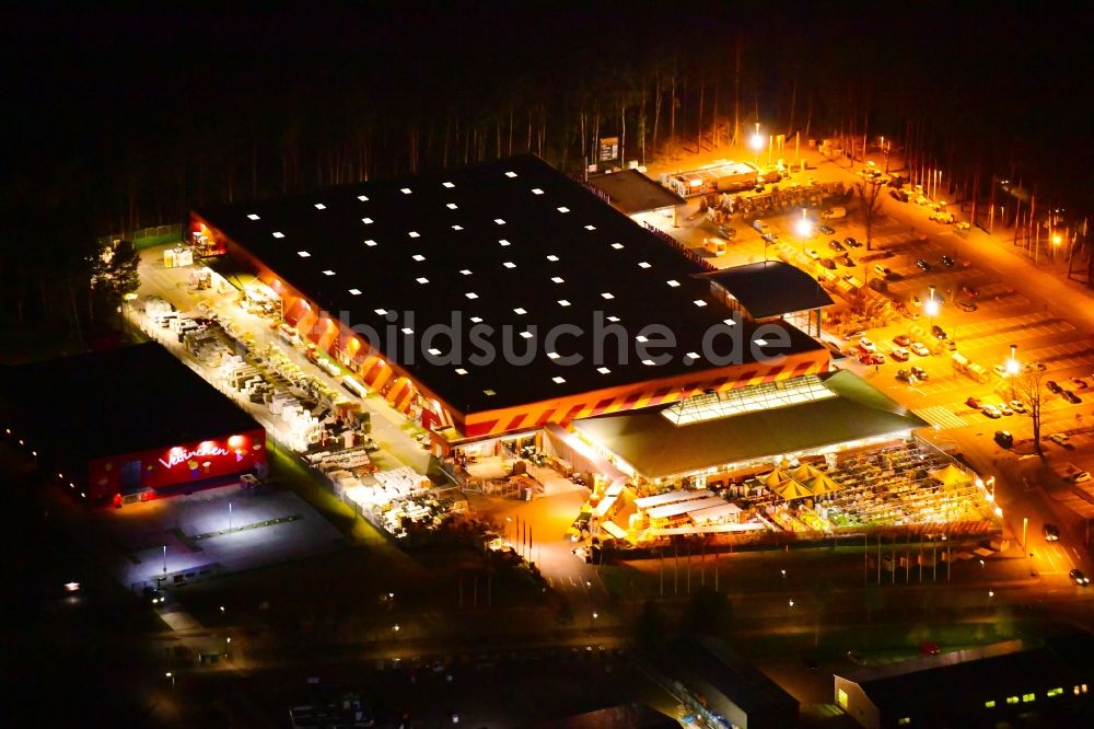 Velten bei Nacht von oben - Nachtluftbild Gebäude des Baumarktes HORNBACH Velten in Velten im Bundesland Brandenburg, Deutschland