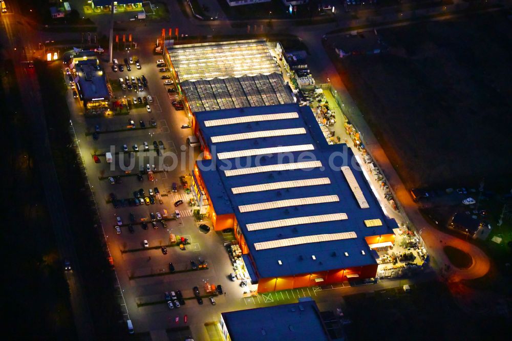 Bernau bei Nacht aus der Vogelperspektive: Nachtluftbild Gebäude des Baumarktes OBI an der J.-F.-A Johann-Friedrich-A.-Borsig-Straße in Bernau im Bundesland Brandenburg, Deutschland