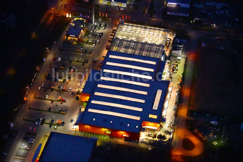 Bernau bei Nacht von oben - Nachtluftbild Gebäude des Baumarktes OBI an der J.-F.-A Johann-Friedrich-A.-Borsig-Straße in Bernau im Bundesland Brandenburg, Deutschland