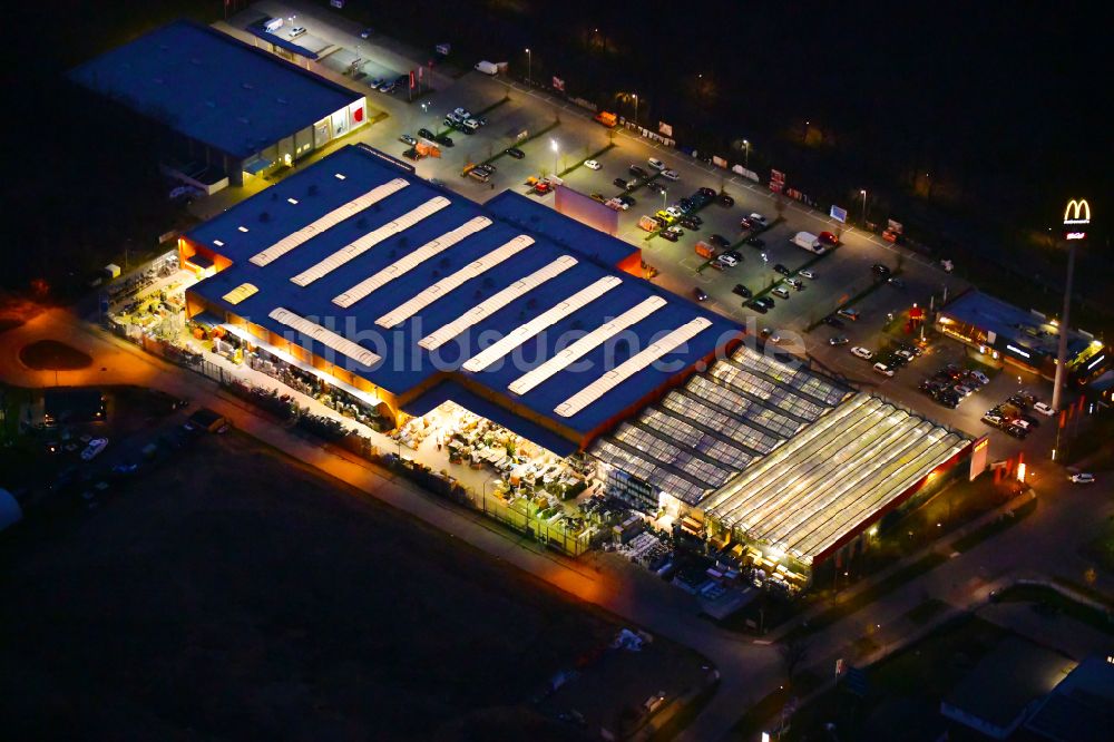 Bernau bei Nacht aus der Vogelperspektive: Nachtluftbild Gebäude des Baumarktes OBI an der J.-F.-A Johann-Friedrich-A.-Borsig-Straße in Bernau im Bundesland Brandenburg, Deutschland