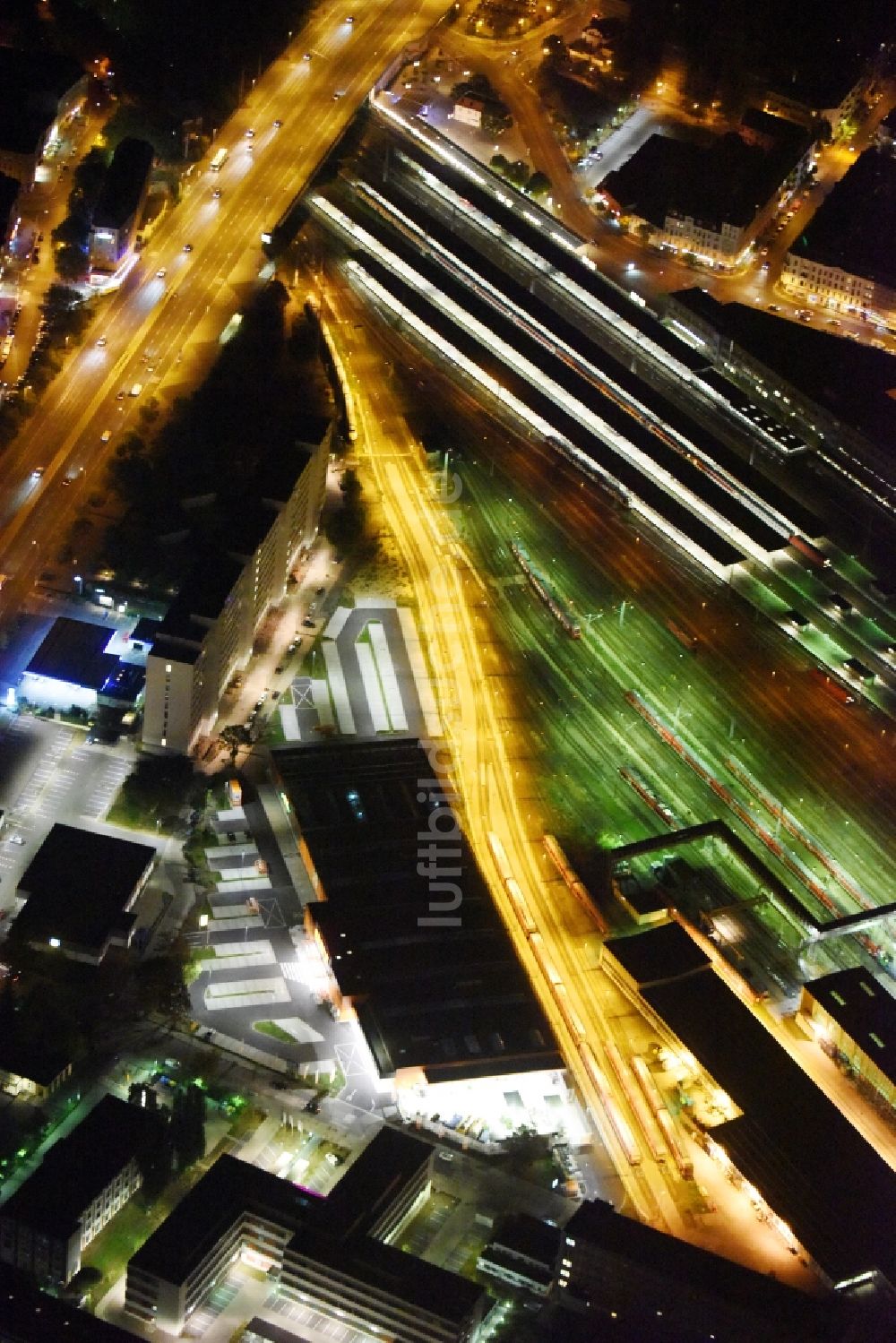 Nacht-Luftaufnahme Berlin - Nachtluftbild Gebäude des Baumarktes OBI Markt Berlin-Lichtenberg an der Buchberger Str in Berlin