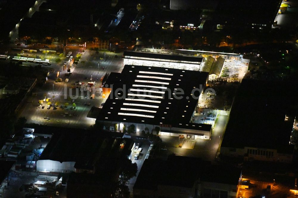 Berlin bei Nacht von oben - Nachtluftbild Gebäude des Baumarktes OBI Markt Berlin-Neukölln im Ortsteil Neukölln in Berlin, Deutschland