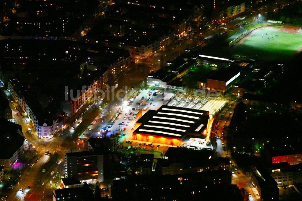 Nacht-Luftaufnahme Berlin - Nachtluftbild Gebäude des Baumarktes OBI Markt Berlin-Spandau in Berlin, Deutschland